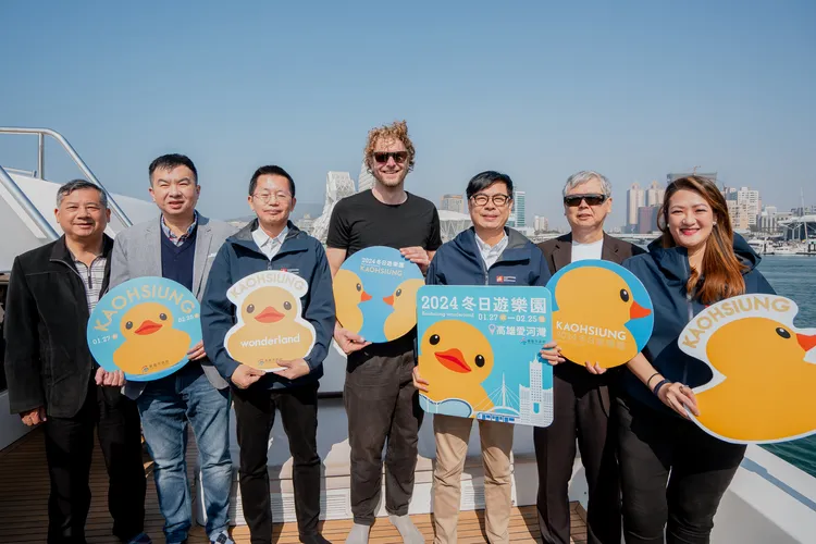 市長陳其邁、觀光局長高閔琳、藝術家霍夫曼與跨界合作夥伴合影。觀光局提供