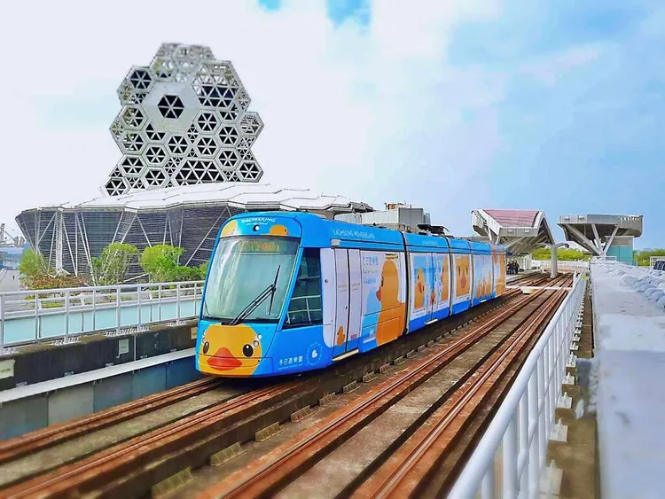 黃色小鴨主題輕軌列車。觀光局提供