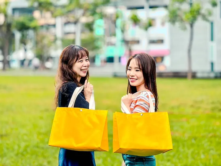 觀光局將小鴨氣膜變廢為寶，化身時尚帆布包。觀光局提供