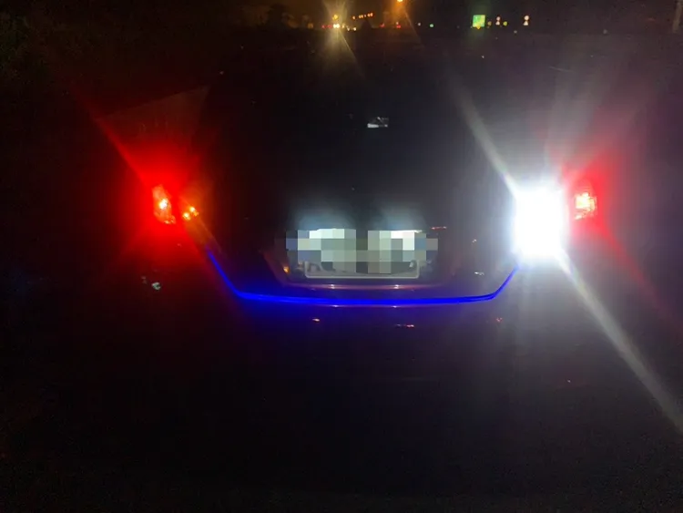 自小客擦撞護欄逆停國道中線，2車追撞造成火燒車1死。翻攝畫面