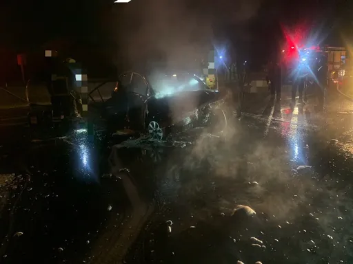 撞國道護欄逆向停中線!又遭後車追撞火燒車 駕駛逃不出身亡