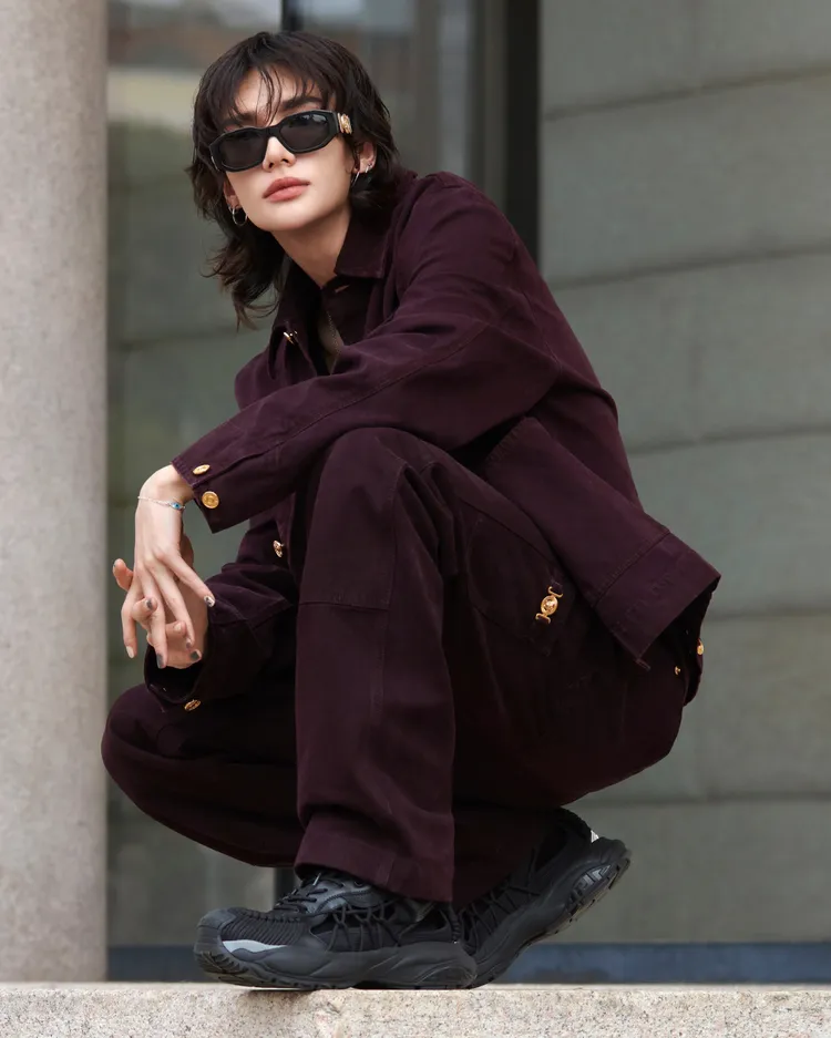 Stray Kids鉉辰搭配黑色Versace Mercury運動鞋。品牌提供