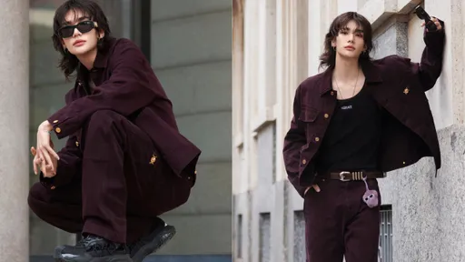 Stray Kids鉉辰踩VERSACE運動鞋現身米蘭 帥臉配絨毛吊飾不違和