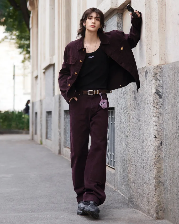 鉉辰在腰間掛上Medusa Fluffy掛飾。品牌提供