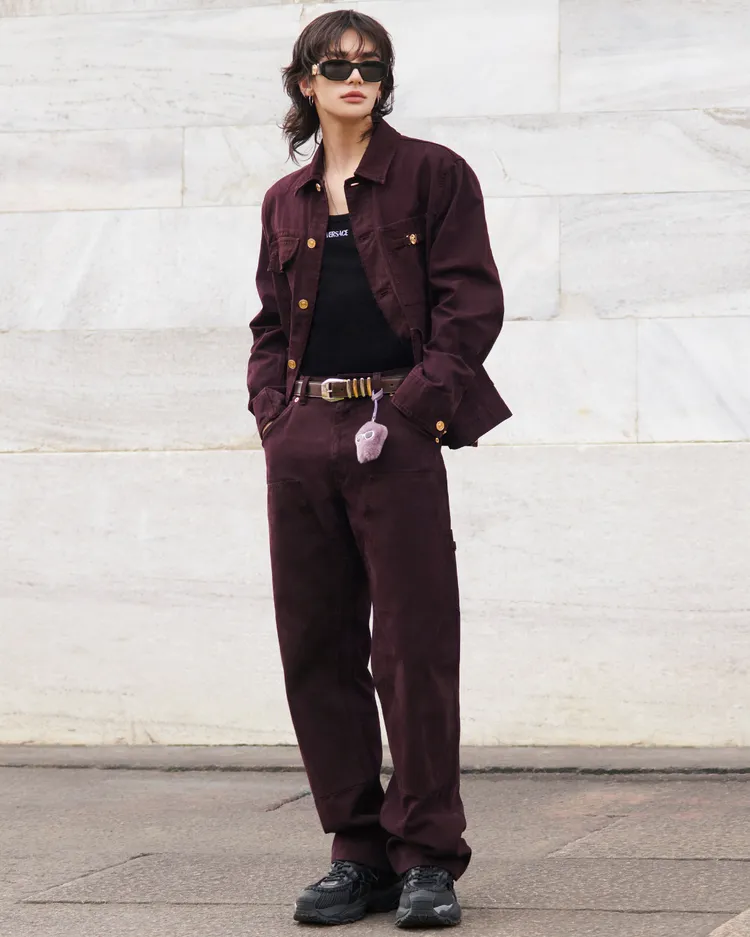 Stray Kids鉉辰穿著早春度假系列的深酒紅色外套和同款長褲。品牌提供