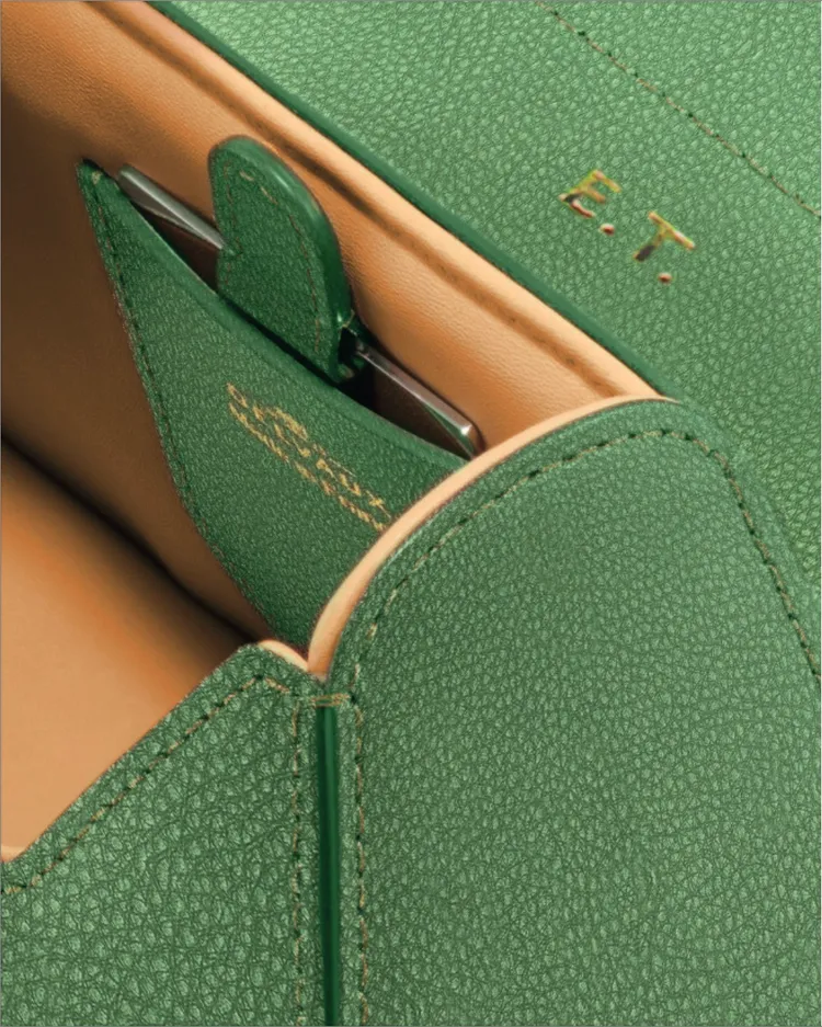 翻蓋燙印著代表伊麗莎白泰勒姓名首字母的「E.T.」字樣。品牌提供