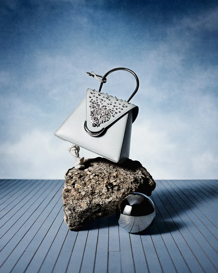 EOY年末系列Caprice Toy手袋。品牌提供