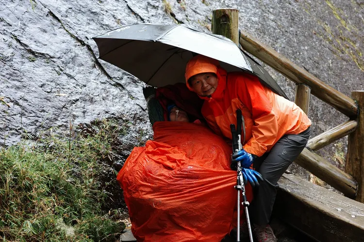小比媽媽感謝玉山遠征隊的協助，也希望這段歷程能鼓勵行動不便的朋友們勇敢走出家門。業者提供