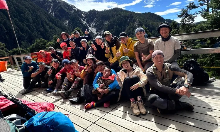 玉山遠征隊登頂後於排雲山莊前合影。業者提供