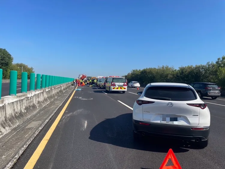 警方初步研判為變換車道不慎引起。民眾提供