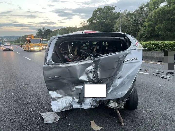 廂型車內有同車人員於事故後落跑。民眾提供