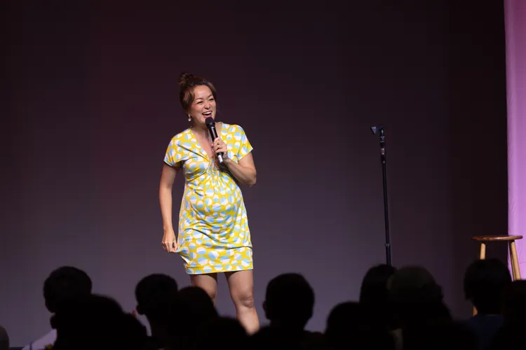 凱莉熱愛現場表演，曾挺七個月大肚登台。卡米地喜劇俱樂部提供