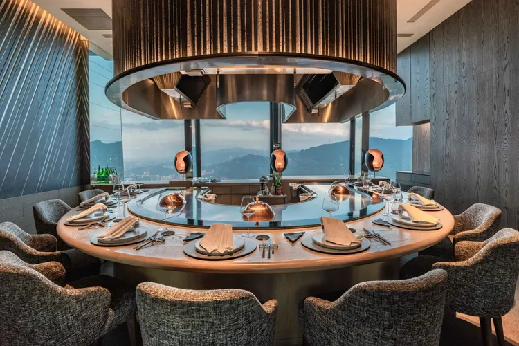 2020-2024年米其林推薦唯一高空景觀鐵板燒，推出季節珍稀食材饗客。業者提供