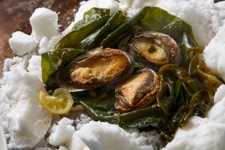 白松露增香UKAI鐵板燒經典料理「鹽蒸鮑魚」。業者提供