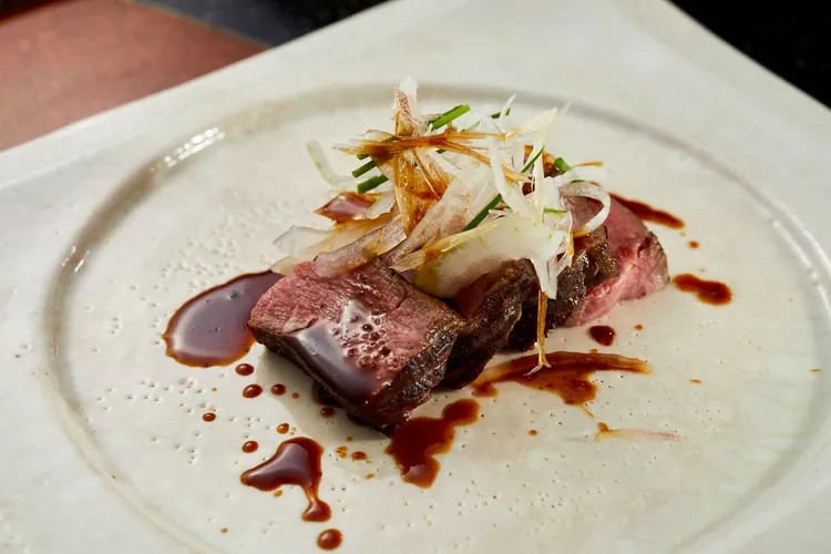 The Ukai Taipei鐵板燒獨家搭配日本黑毛和牛炭火燒，可在割烹體驗劇場般即席烹調的頂級和食饗宴。業者提供