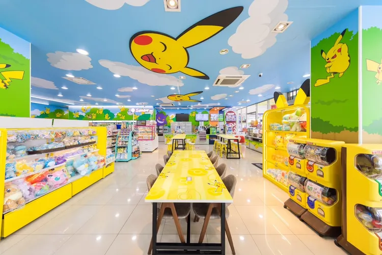 高雄左營重惠門市寶可夢主題店內有不同樣態的皮卡丘。7-11提供