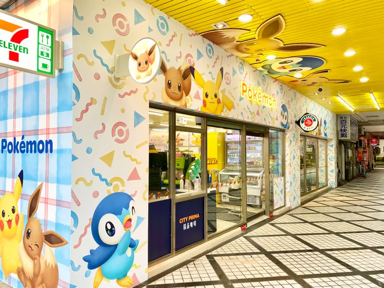 7-11中寧門市寶可夢主題店戶外側邊牆面還有皮卡丘、伊布藏身其中的打卡拍照區，門口更特別設置伊布招牌燈箱等巧思。莊偉祺攝