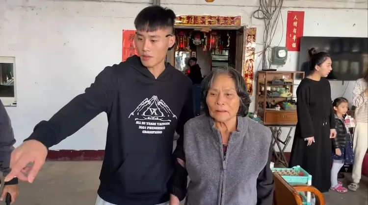 張政禹探望老家阿嬤，感謝鄰居當年沒怪他練球打破玻璃。民眾提供