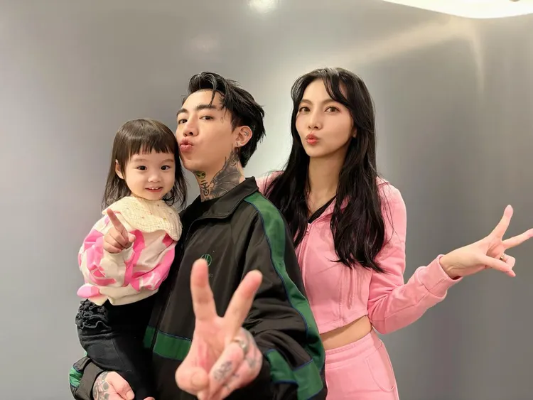 謝和弦（中）發片帶妻女一起跑通告，大女兒Melody又萌又圈粉，成最強公關。圖／馬槽音樂提供