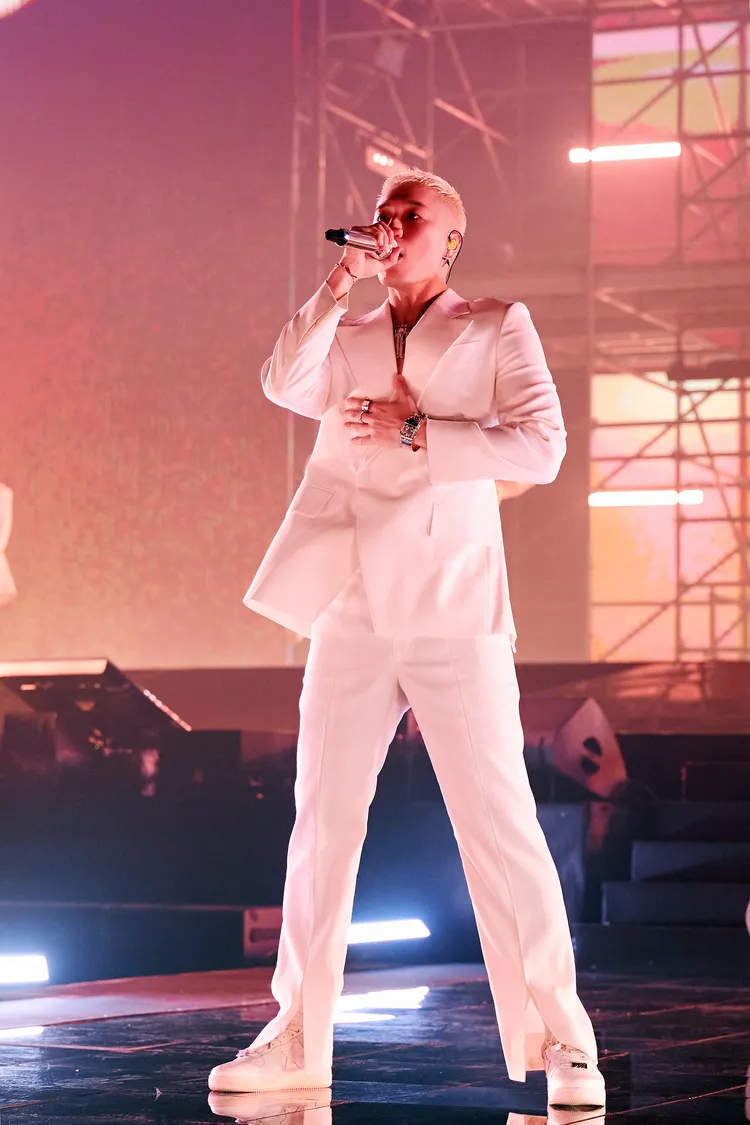 周湯豪開場以一席白色成套西裝登場，帥氣十足。圖／環球音樂提供