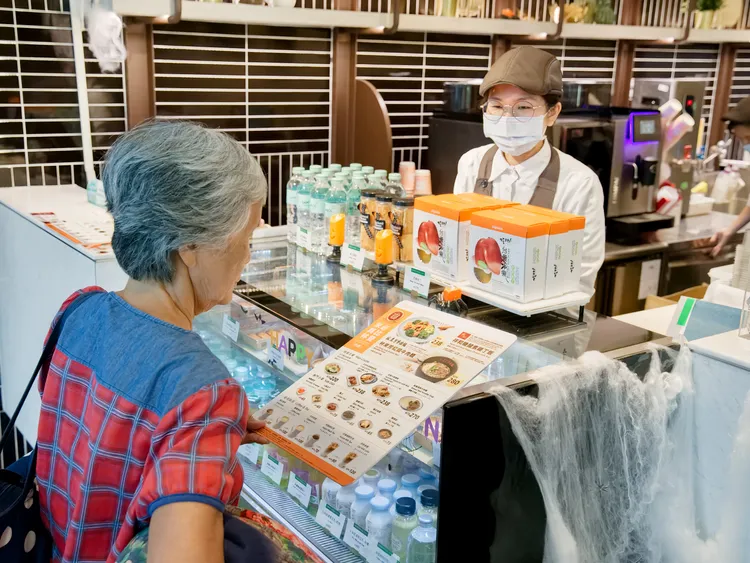 曾入選台北米其林指南必比登推介的林東芳牛肉麵，繼進駐桃機後，近期也進軍台北松山和高雄機場。昇恆昌提供