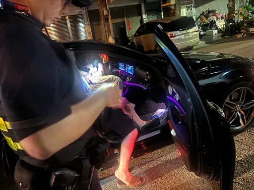 台中離譜代駕!車資拿了就閃人丟包 酒醉老董和400萬賓士大馬路上好孤寂