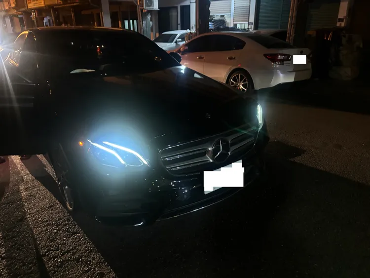 酒醉的郭男被代駕留在400萬元賓士車內。民眾提供