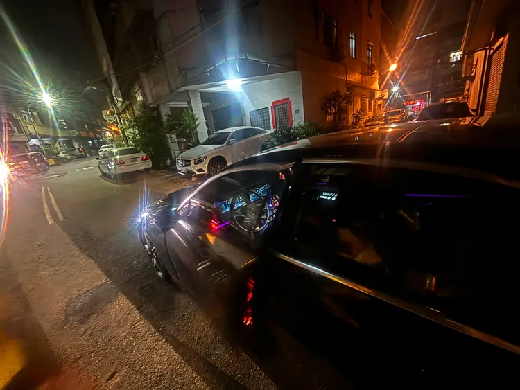 代駕把郭男連人帶車留在馬路上。民眾提供