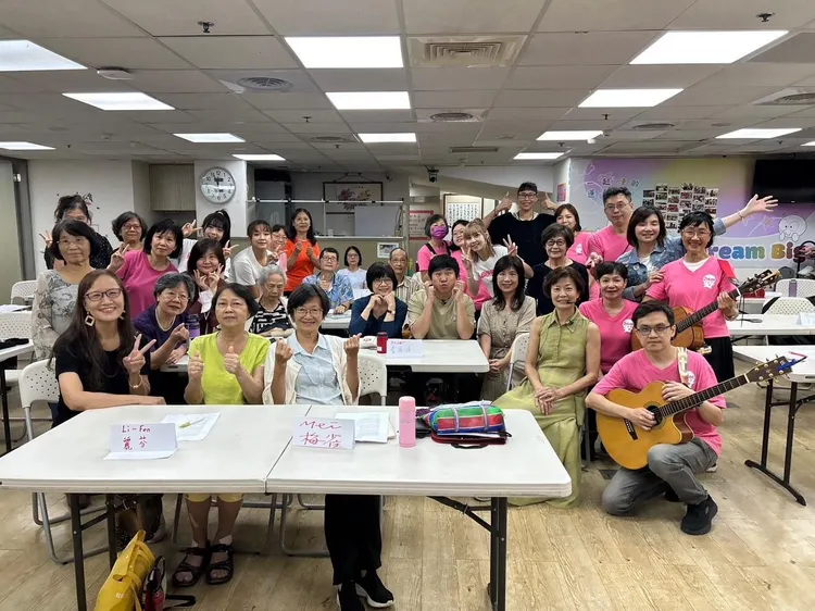 胡瓜（中）回歸校園生活，興奮不已。《下面一位》提供