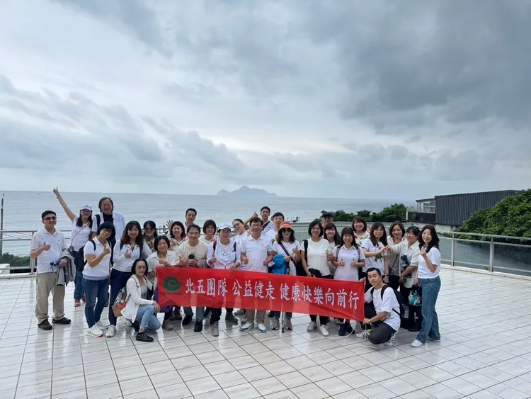 永達保經今年首度發起公益月活動，圖為「宜蘭虎字碑」健行活動，結合公益、健康、美食一日遊。永達保經提供