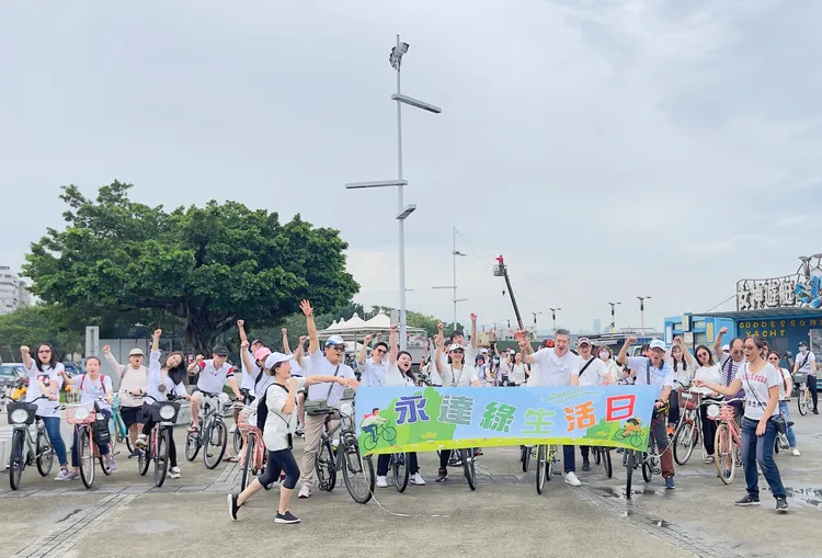 「綠生活騎行日」於大稻埕碼頭騎自行車，大夥兒捨棄製造空汙的機車、汽車，一同享受陽光和微風的騎乘樂趣。永達保經提供