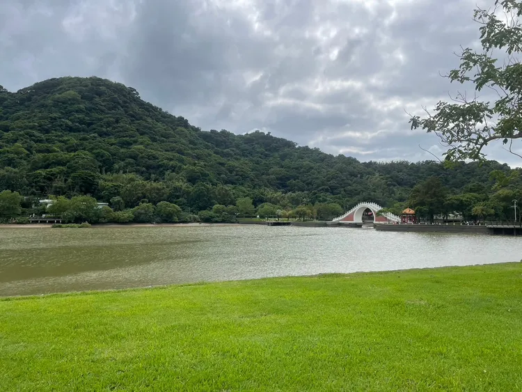 永達保經今年首度發起公益月活動，其中「大湖公園公益健走」結合公益、健康、美食，內容豐富，圖為大湖公園必拍景點之一「錦帶橋」。永達保經提供