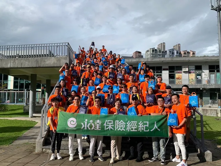 永達保經今年首度發起公益月活動，圖為「大湖公園」公益健走，活動內容精心策劃運動、午茶、抽獎等。永達保經提供
