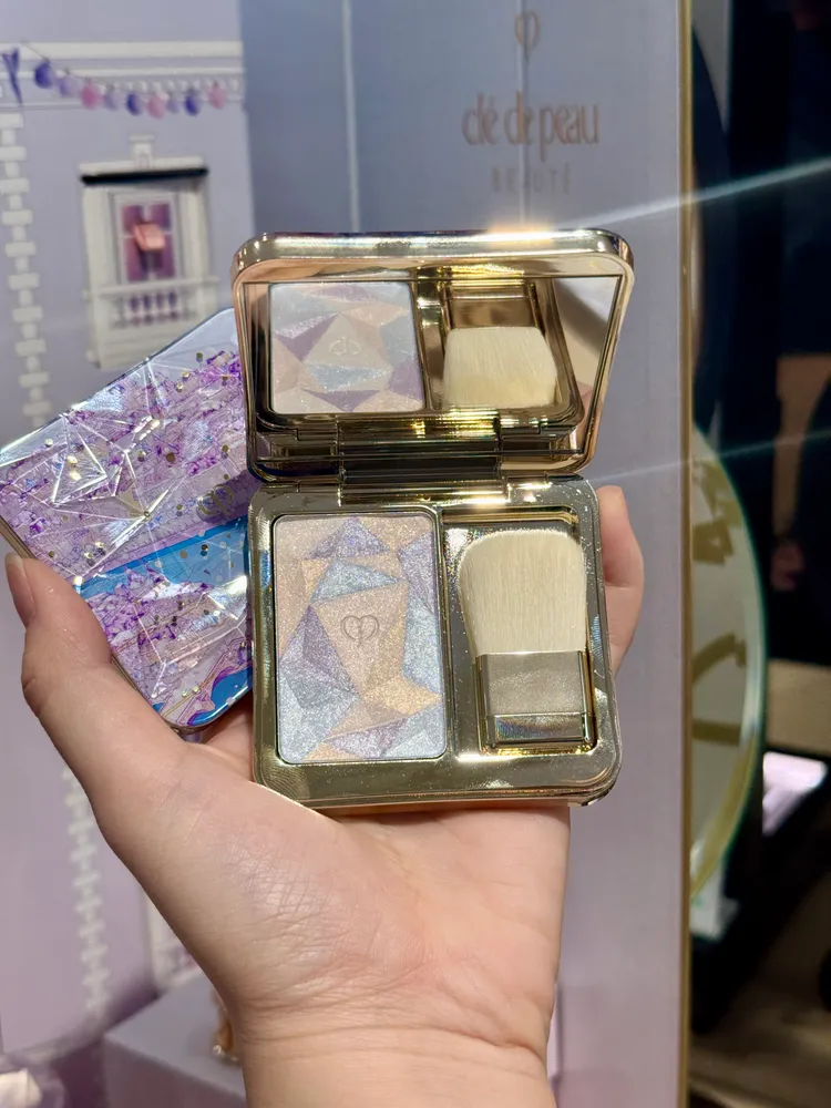 忠孝SOGO獨家開賣的肌膚之鑰幻遊巴黎幻妍餅#108，3100元。張家玲攝