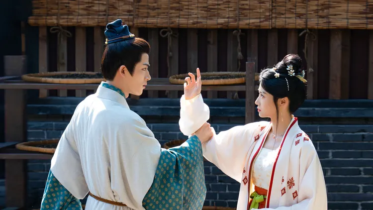 《墨雨雲間》王星越首搭檔《雲之羽》盧昱曉，互搶生意相愛相殺。Netflix提供