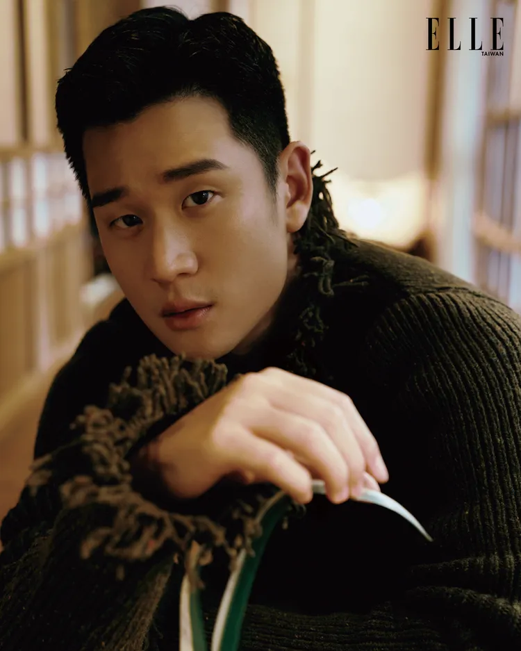 周興哲拍攝《ELLE》封面。《ELLE國際中文版》提供