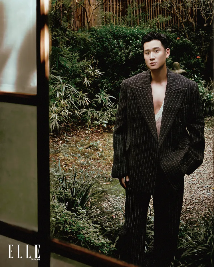 周興哲拍攝《ELLE》封面。《ELLE國際中文版》提供