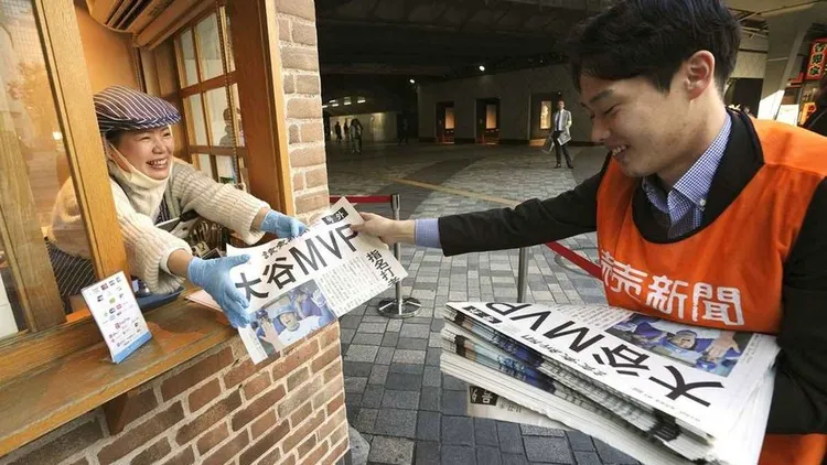 讀賣新聞人員派送號外報紙給民眾。翻攝自X@The_Japan_News