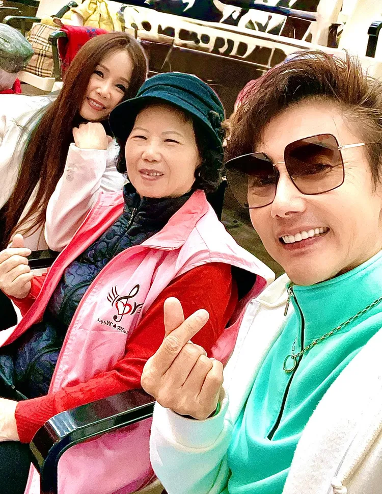 包偉銘（右）和愛妻劉依純前進花蓮做公益，和長者們相見歡，關懷日常生活起居。翰森娛樂提供