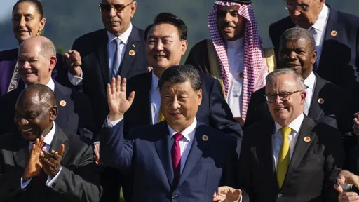 太現實了吧!G20峰會大合照習近平站C位 美國總統拜登「被放鳥」