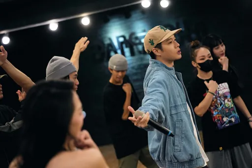 周湯豪攻蛋女粉內衣內褲滿天飛 帥氣備戰彩排畫面曝光