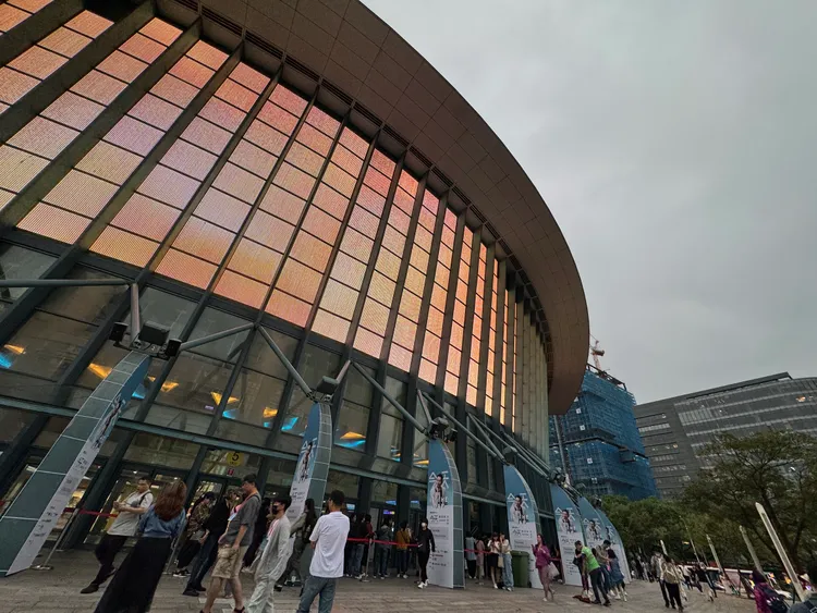 華仔演唱會歷經颱風，終於要開唱了。彭欣偉攝