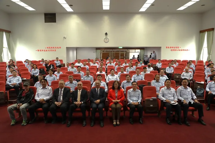 《不悔－保密篇》今天進行首映，管碧玲與張忠龍、世新大學師長到場。海巡署提供