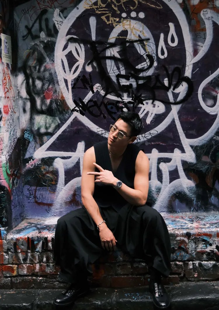 周興哲為新專輯換11套華服，展現多風格魅力。圖／星空飛騰提供