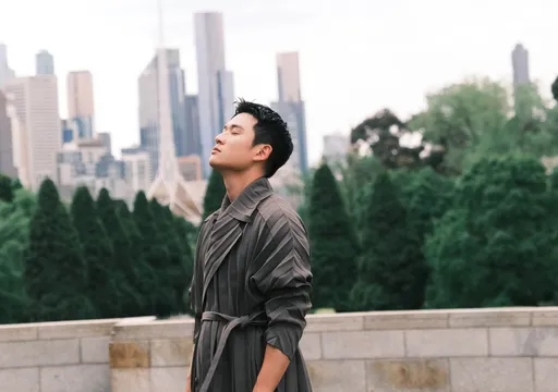 周興哲忍20度溫差脫衣幫取暖 頭爆痛硬ㄍ一ㄥ開唱