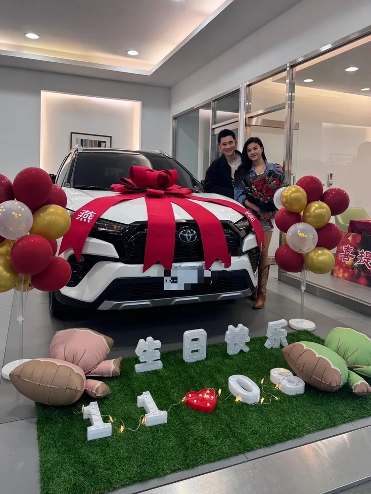 曾子益寵妻，老婆生日送上車子大禮。民視提供