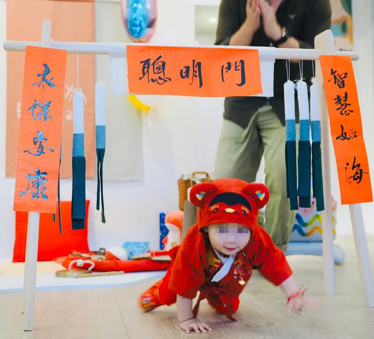 廖科溢兒子快速爬過聰明門。翻攝秦綾謙臉書