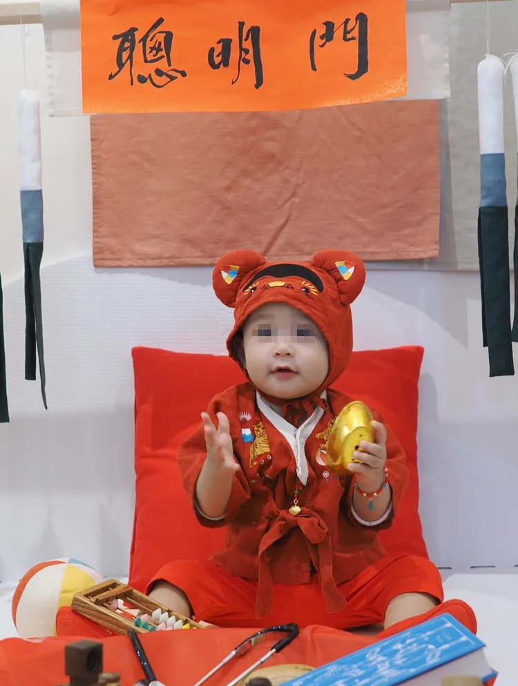 廖科溢兒子抓周抓到金元寶。翻攝秦綾謙臉書