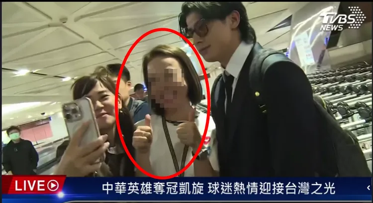 昇恆昌副總（紅圈者）不斷跟陳傑憲合照，看得出來陳傑憲已經沒有笑容。脆友取用TVBS新聞畫面