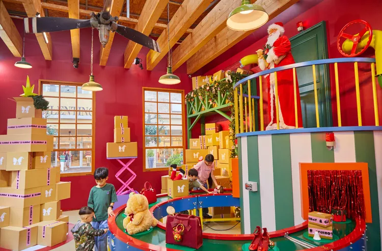 一期「Shopaholic Factory」：美包、玩具熊、高跟鞋，耶誕輸送機上擺滿大家最想要的夢幻逸品。業者提供